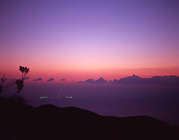 手前柏原山、明りは和歌山県、１月１日の朝